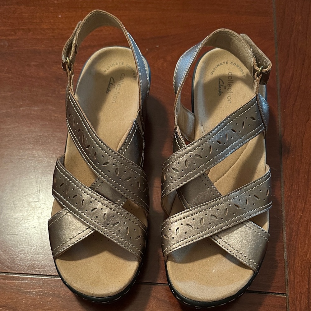 Size 8N Women’s Clarks Bronze Strappy Sandals